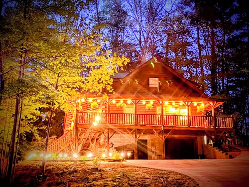 3 Bed 2 Bath Newly Renovated Farmhouse w/ 30+ acres of mountainside to explore.