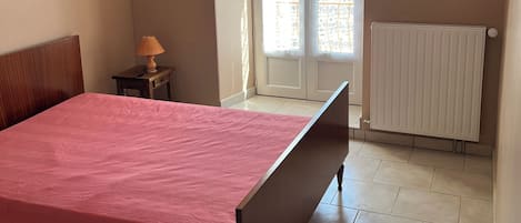 5 habitaciones y tabla de planchar con plancha
