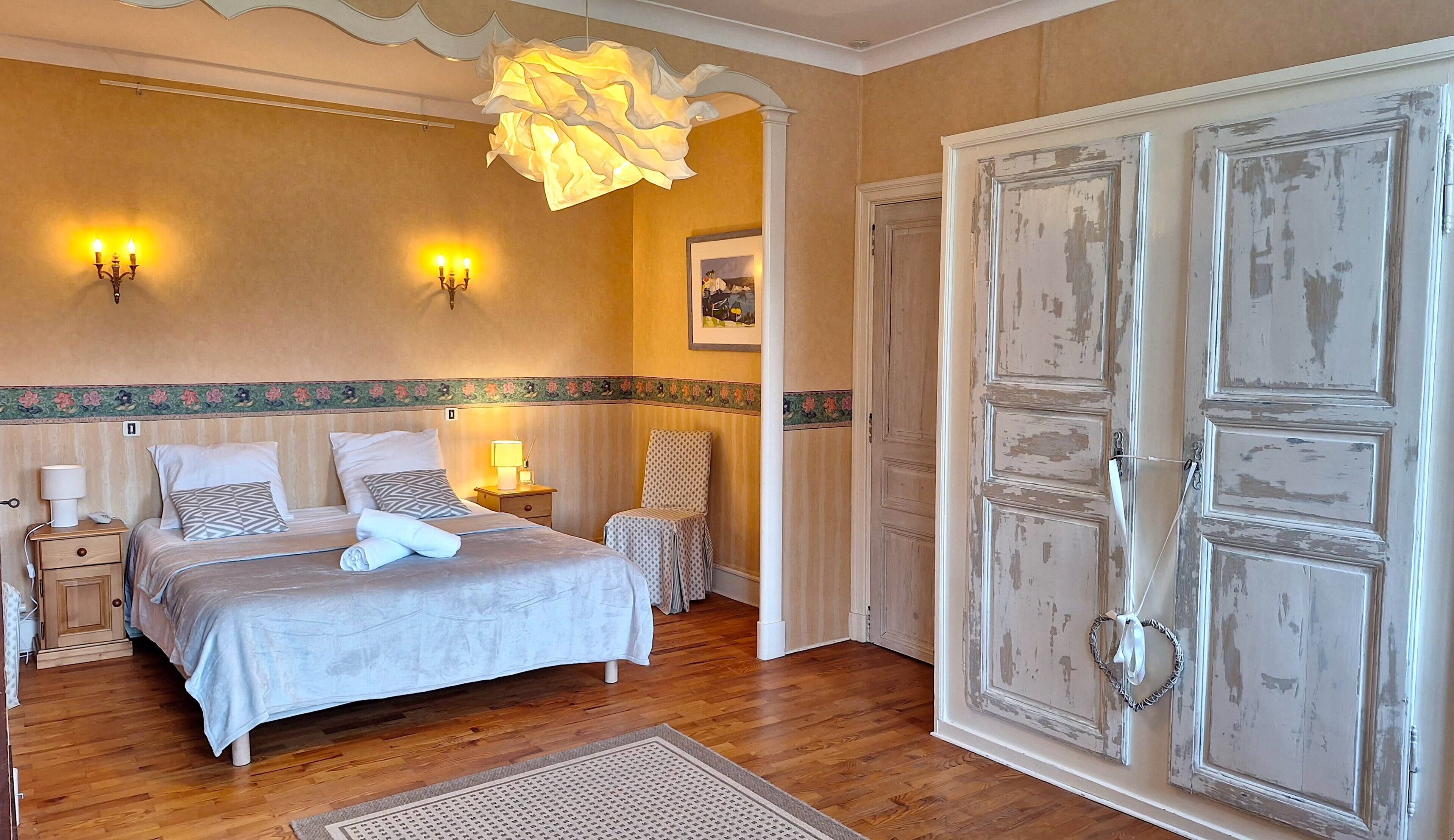 9 bedrooms, iron/ironing board, Internet, bed sheets