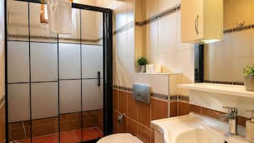 Apartament bàsic | Bany | Assecador de cabells, sabó i paper higiènic