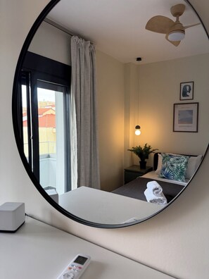 4 habitaciones, tabla de planchar con plancha, wifi y ropa de cama 
