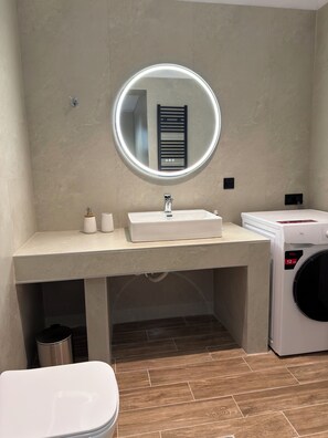 Sèche-cheveux, serviettes fournies, savon, papier toilette