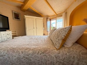 1 chambre, fer et planche à repasser, lit parapluie, Wi-Fi gratuit