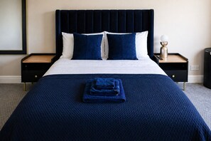 3 bedrooms, iron/ironing board, WiFi, bed sheets - Modern Home with Pool Table Netflix and Free Parking (Harrow)