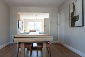 Interior - Modern Home with Pool Table Netflix and Free Parking (Harrow)