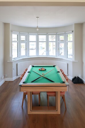 Games room - Modern Home with Pool Table Netflix and Free Parking (Harrow)