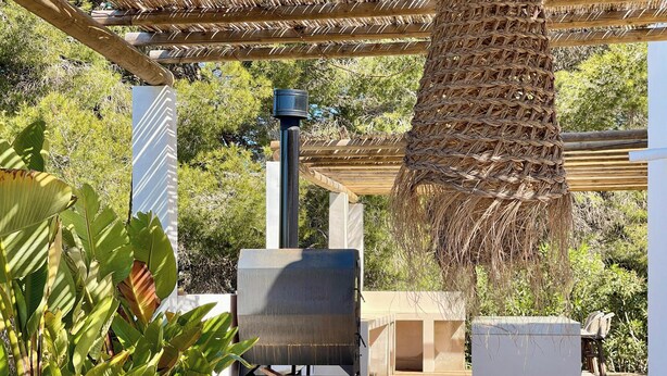 An outdoor patio with a pergola, a grill, and lush greenery. - Elegant Villa in Moraira for 6 · Private Pool Close to Town – ALMARE (Teulada)