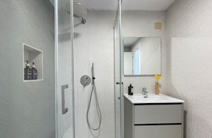 Shower, hair dryer, towels - Elegant Villa in Moraira for 6 · Private Pool Close to Town – ALMARE (Teulada)