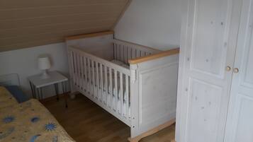 3 bedrooms, iron/ironing board, WiFi, bed sheets