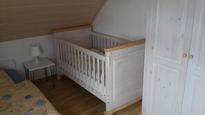 3 habitaciones, tabla de planchar con plancha, wifi y ropa de cama 