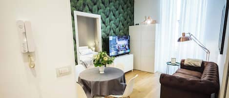Deluxe-Apartment, Balkon, Stadtblick | Wohnbereich