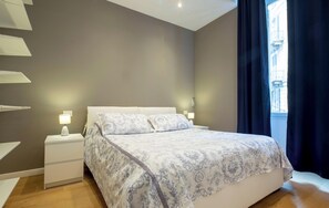 Deluxe appartement, balkon, uitzicht op de stad | Een strijkplank/strijkijzer, gratis wifi
