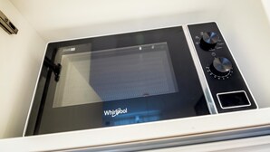 Mikroaaltouuni, jossa on digitaalinen näyttö, säätönupit ja merkki ’Whirlpool’.
