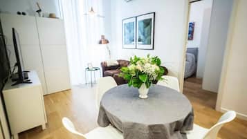 Deluxe-Apartment, Balkon, Stadtblick | Speisen