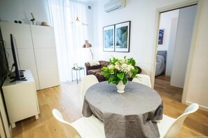Deluxe-Apartment, Balkon, Stadtblick | Speisen