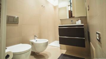 Deluxe-Apartment, Balkon, Stadtblick | Badezimmer | Kostenlose Toilettenartikel, Seife, Shampoo, Toilettenpapier
