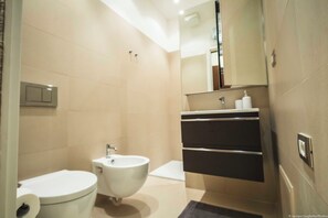Apartamento Deluxe, balcón, vistas a la ciudad | Baño | Artículos de higiene personal gratuitos, jabón, champú y papel higiénico