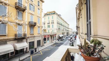 Deluxe-Apartment, Balkon, Stadtblick | Terrasse/Patio