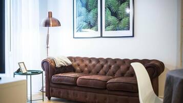 Deluxe-Apartment, Balkon, Stadtblick | Wohnbereich