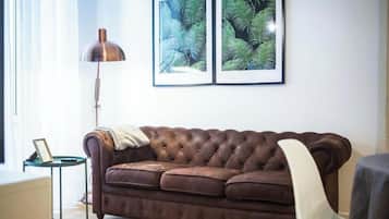 Apartamento luxo, sacada, vista para a cidade | Área de estar