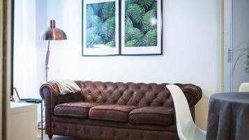 Deluxe-Apartment, Balkon, Stadtblick | Wohnbereich