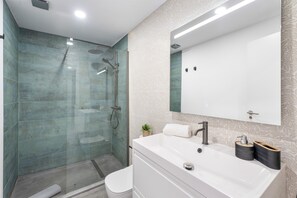 Een douche, een haardroger, handdoeken