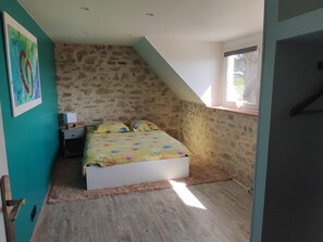 3 bedrooms, iron/ironing board, free WiFi, bed sheets