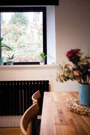 Dining - Shipley Lodge. A modern family/pet friendly getaway in Dartmoor's National Park. (South Brent)