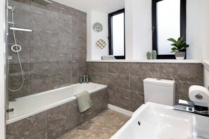 Dusche, Haartrockner, Handtücher, Seife