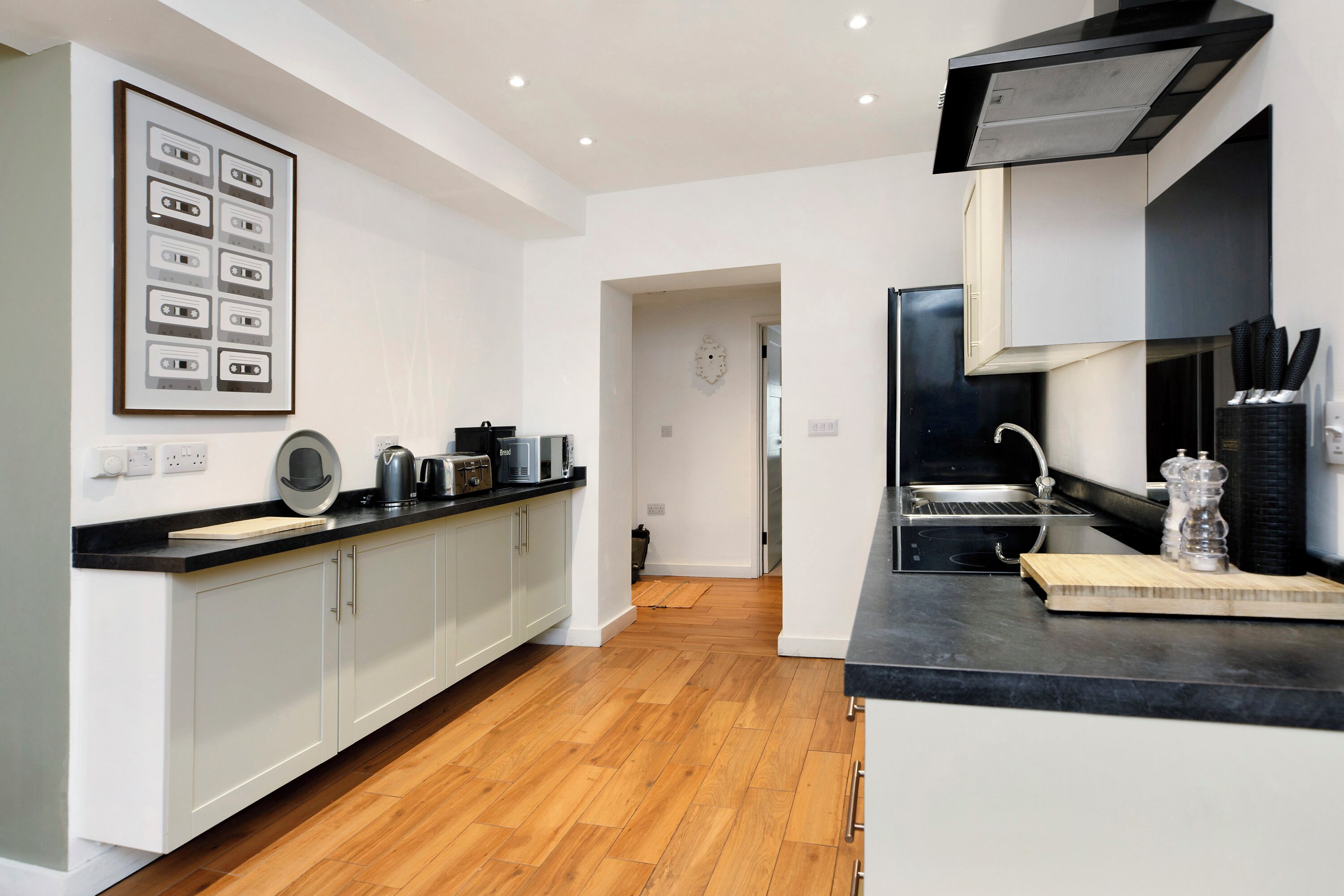 Microonde, forno, piano cottura, lavastoviglie