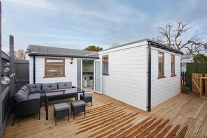 Outdoor dining - Aurora Shore Beach Chalet (Humberston)