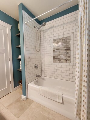 Douche, sèche-cheveux, serviettes fournies, savon