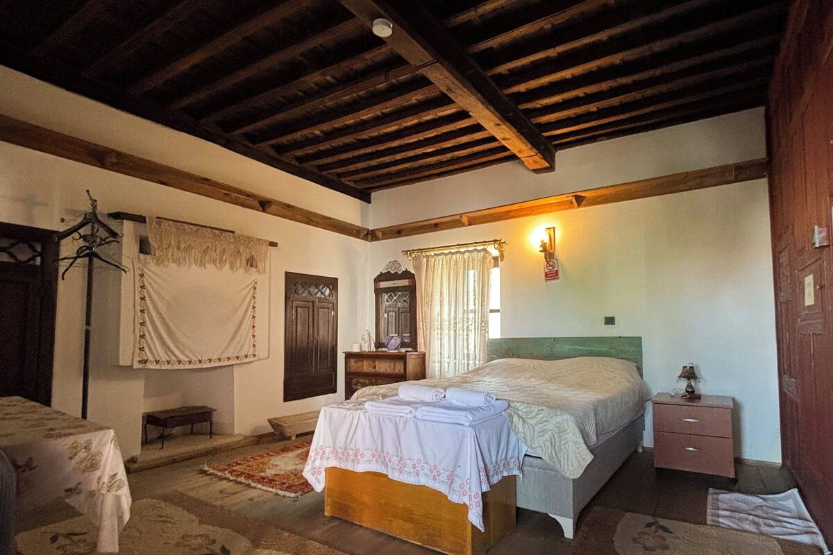 Deluxe Double Room | Desk, iron/ironing board (on request), free WiFi, bed sheets