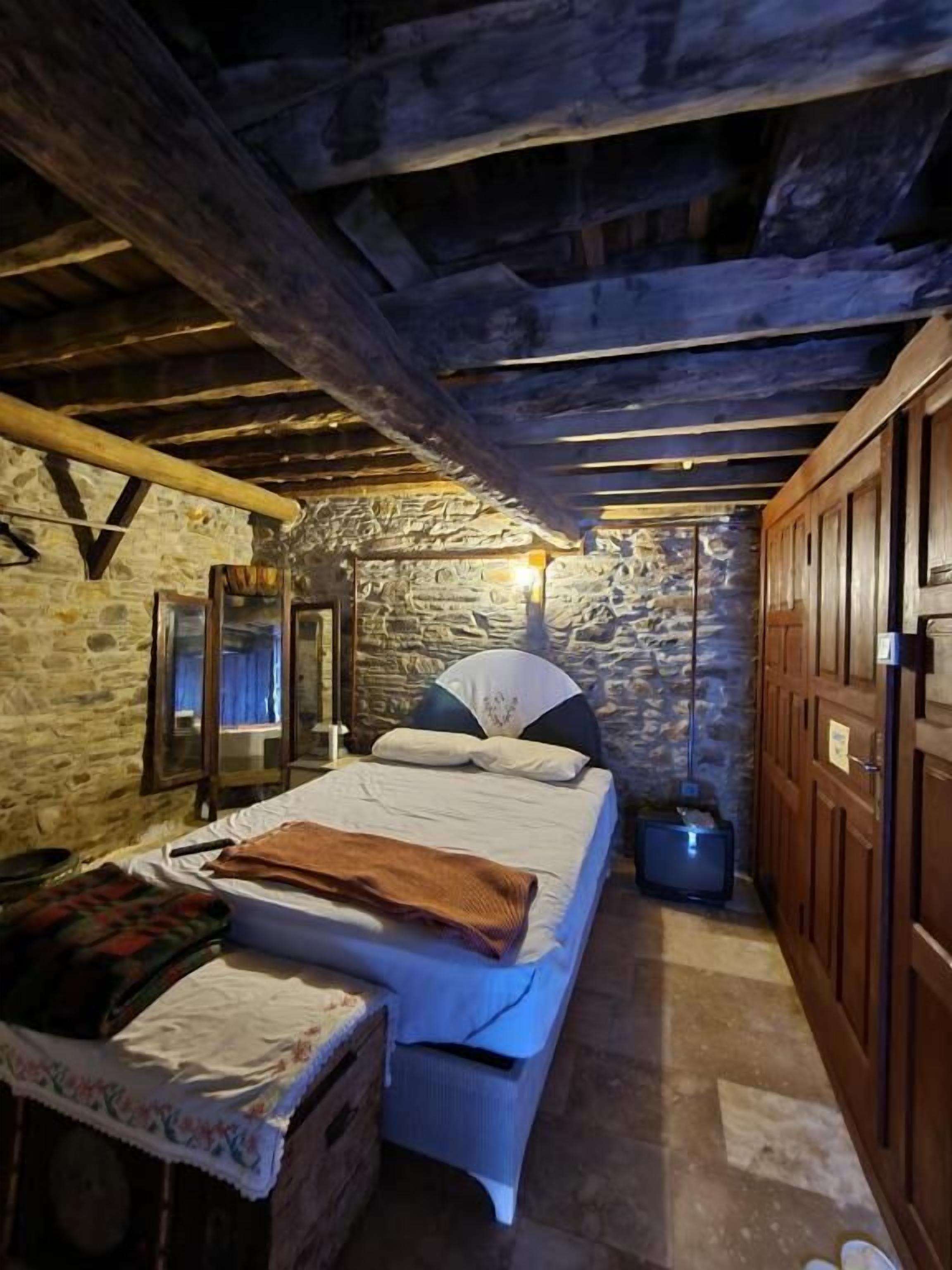 Desk, iron/ironing board (on request), WiFi (free), bed sheets