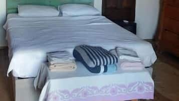Escritorio, cortinas blackout y tabla de planchar con plancha