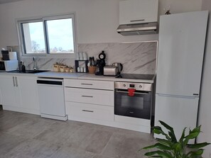 Frigorífico, microondas, horno y placa de cocina