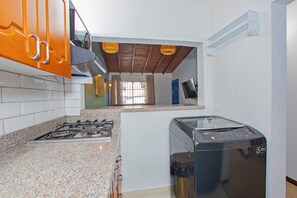 A kitchen with granite countertops, a gas stove, a built-in oven, and a dishwasher. - Casa Manila El Poblado with Jacuzzi ( Ideal for groups of friends or family ) (Medellín)