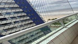 Ein modernes Gebäude mit Glasfassade und Metallzaun.