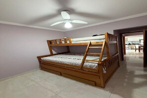 2 bedrooms, iron/ironing board, WiFi - Beachfront apartment with barbecue on the balcony. (Praia Grande)