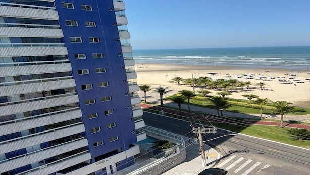 Ein Hochhaus-Hotel mit Blick auf Strand und Meer.