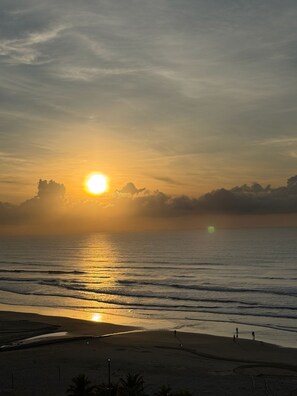 Beach - Beachfront apartment with barbecue on the balcony. (Praia Grande)