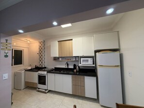 Private kitchen - Beachfront apartment with barbecue on the balcony. (Praia Grande)