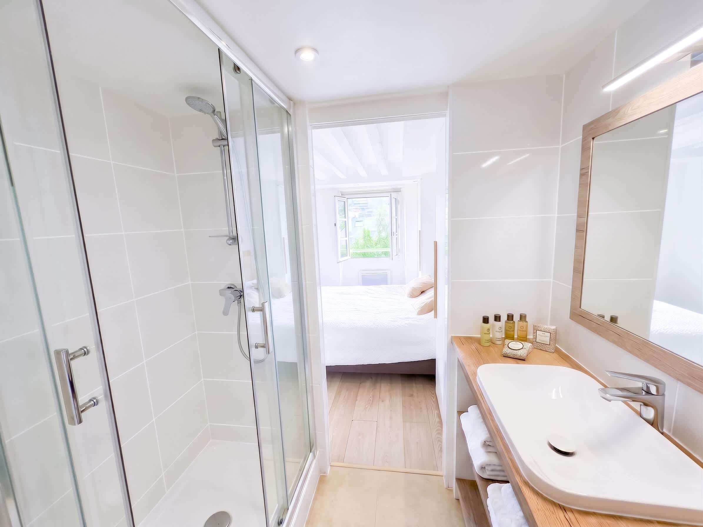 Shower, hair dryer, towels, shampoo