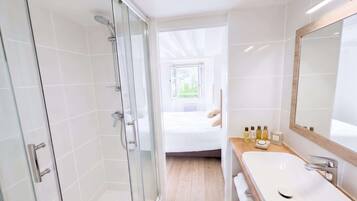 Shower, hair dryer, towels, shampoo
