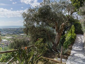 Ein Weg mit Blick auf eine Stadt und das Meer.