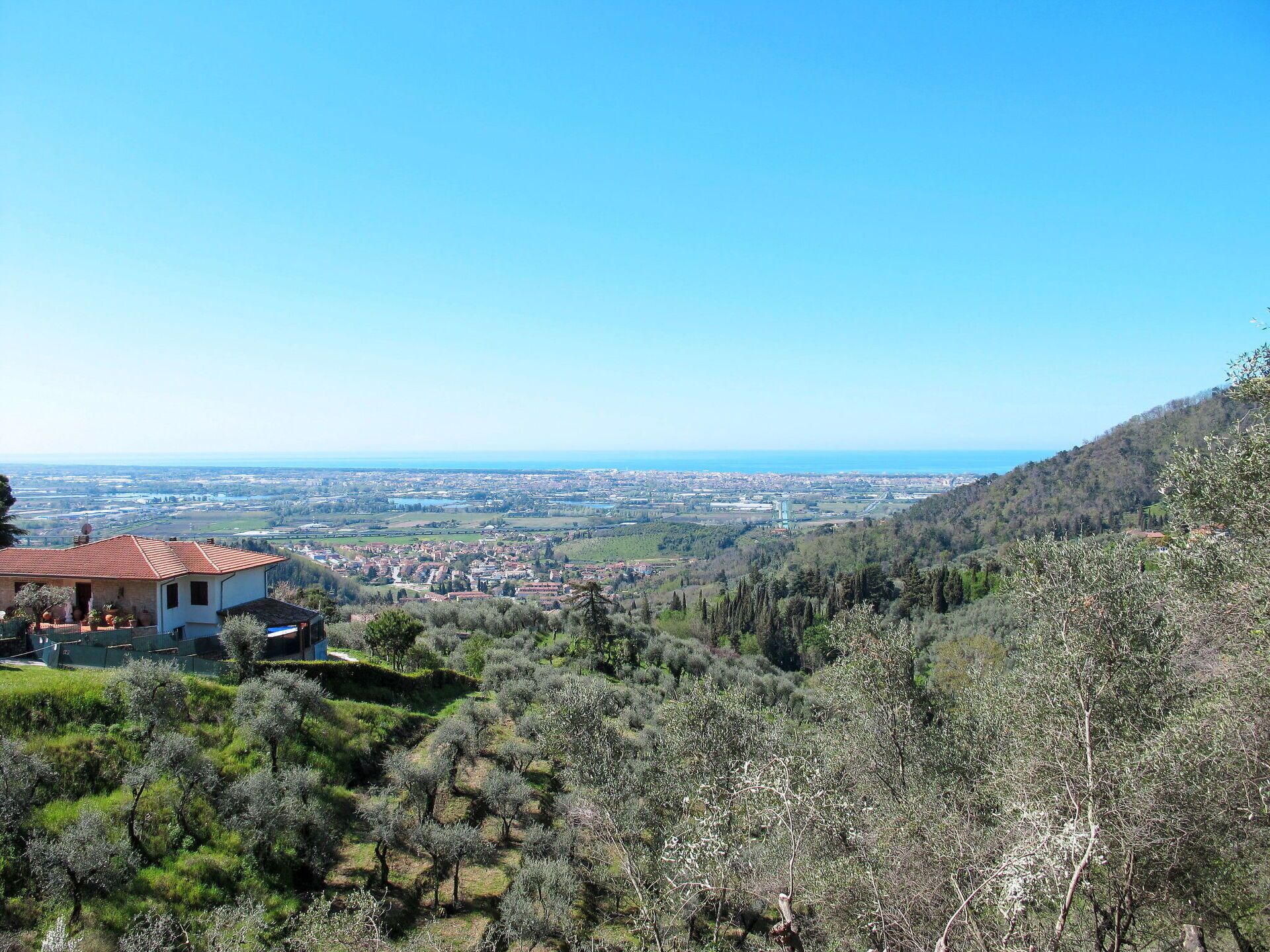 Une propriété située sur une colline, offrant une vue sur une ville et la côte.