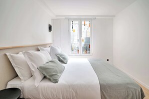 3 bedrooms, desk, iron/ironing board, WiFi - Louvre & Seine  Luxury new 3BR Full AC By Melvane (Paris)