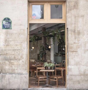 L'ingresso di un ristorante con una insegna che riporta 'Rue Charlotte' e una scritta '3° Arrondissement'.