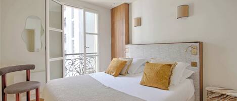 2 bedrooms, desk, iron/ironing board, WiFi