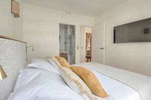 2 bedrooms, desk, iron/ironing board, WiFi - Heart Marais Bright 2B, 6P, AC by Melvane (Paris)